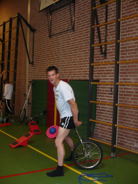 Bart kan ook lopen met een eenwieler