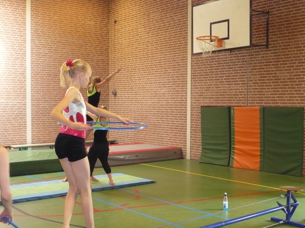 Hoelahoepen op het koord