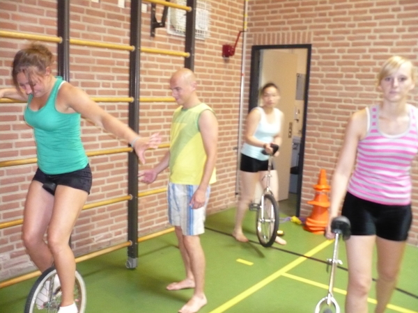 Nigel staat klaar om Sonja op te vangen
