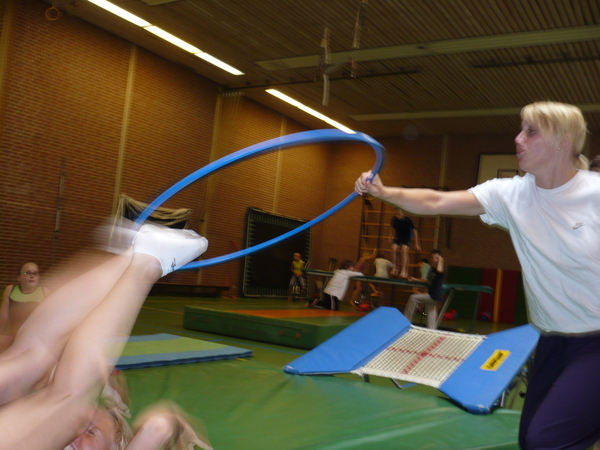 Kim laat Eline door een hoepel springen