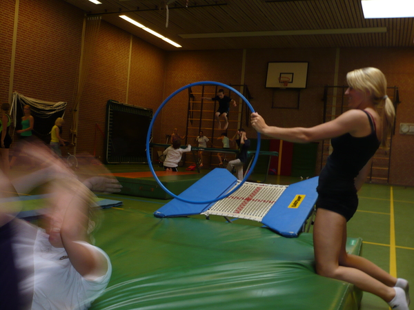 Eline laat Kim door een hoepel springen