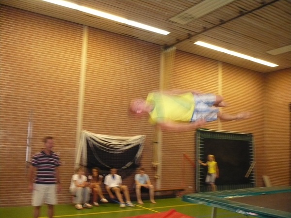 Nigel springt een dolfijntje