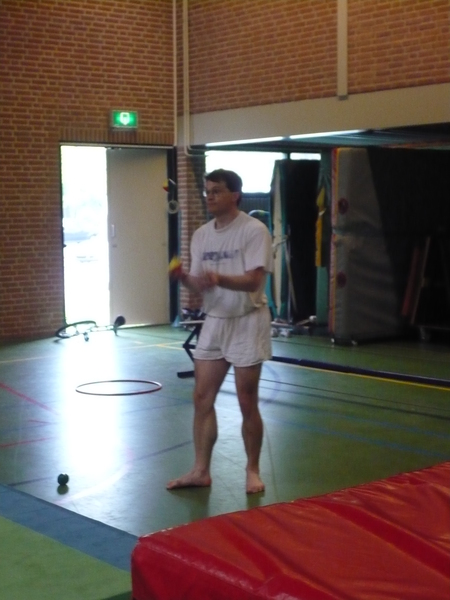 Arnold jongleert
