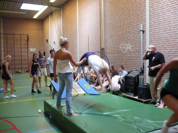De circusbegeleider wordt er geëmotioneerd van