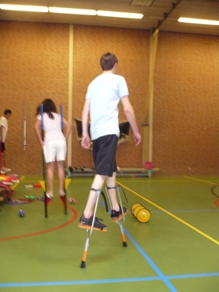 Jeroen loopt op stelten alsof-ie dat al jaren doet