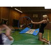 Eline laat Kim door een hoepel springen