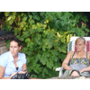 Cindy, een struik en Marion (vlnr)