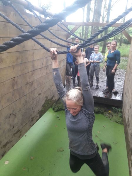 Eline slingert naar de overkant