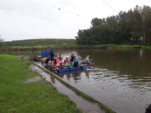 Het eerste vlot vertrekt