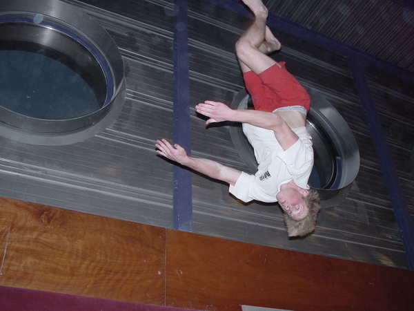 Thomas loopt op het plafond