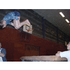 Mirre dubbel over tafel