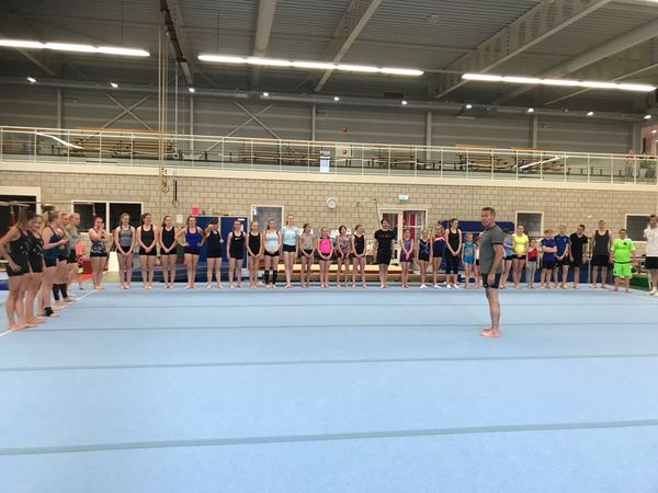 Meester Robin doet de warming up