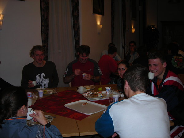 Dickie heeft een koffiekopje aan zijn lip hangen