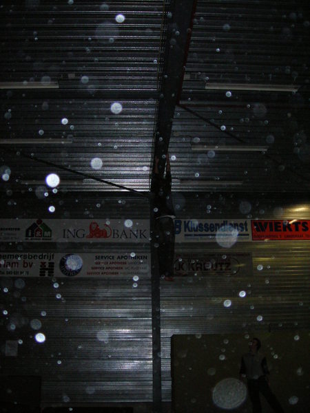 Ook hier sneeuwt het <span class='tekstsize60'>(Ja, en er hangt iets aan het plafond)</span>