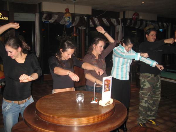 Mirre checkt haar deo en Carla en Cindy oefenen alvast de polonaise