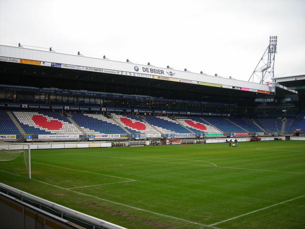 De lijnen in het Abe Lenstra-stadion worden weer mooi wit gemaakt
