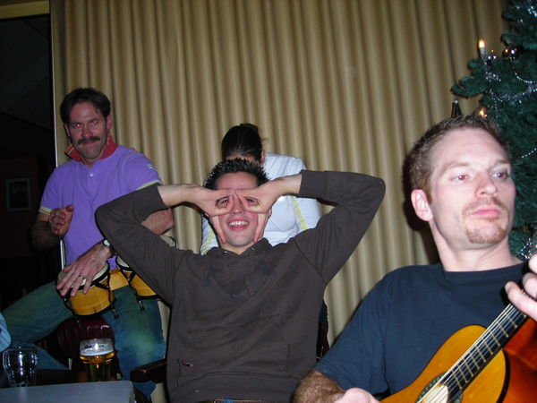 De band van vanavond: gitaar, drums, een charismatische frontman en een achtergrondzangeres
