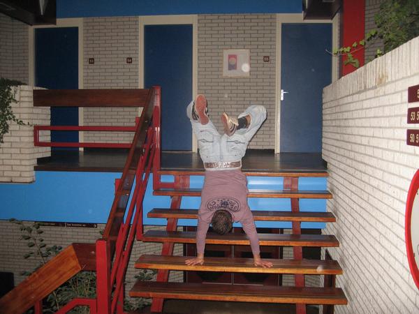 Zó moet je een trap aflopen als je benen stuk zijn