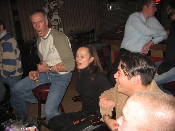 Aan de bar willen ze helemaal niet inhaken en meezingen!