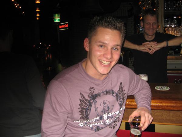 Blije barman met blije klant