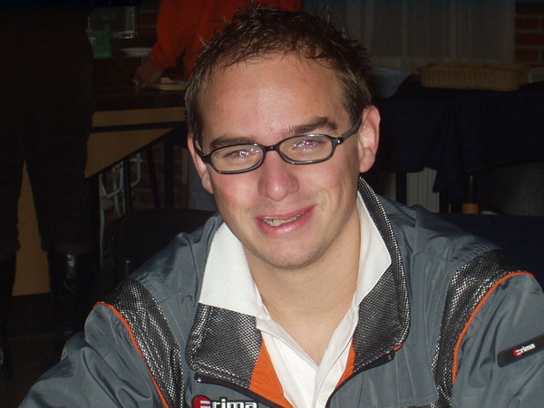 Nigel rookt een onzichtbare sigaret