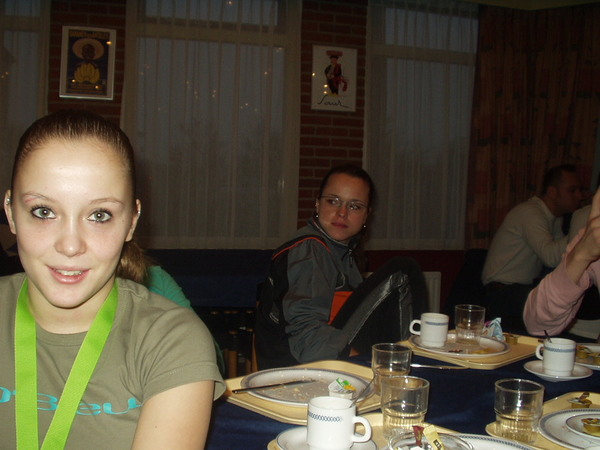Shelly lacht nog steeds, en Chantal kijkt al wat minder streng