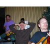 De band van vanavond: gitaar, drums, een charismatische frontman en een achtergrondzangeres