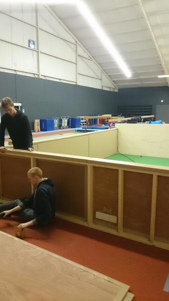 6 mrt: De rand van de kuil wordt in elkaar gezet