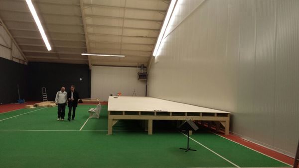 Het podium is breed genoeg voor aanloopbaan en tumbling