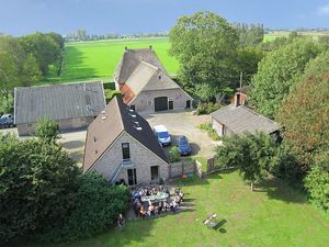 Huis met grasveld en kroonluchters