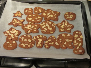 Een bakplaat vol met paasspeculaassterren Een bakplaat vol met paasspeculaassterren
