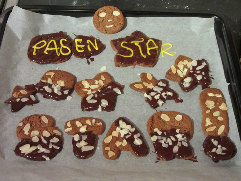Een heel blad vol paaschocolaspeculaassterren Een heel blad vol paaschocolaspeculaassterren